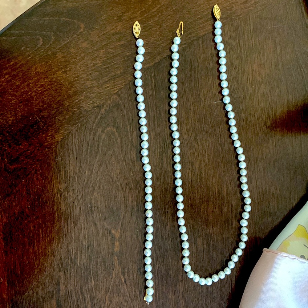 High quality real Pearl / 14 k gold necklace and matching bracelet.
